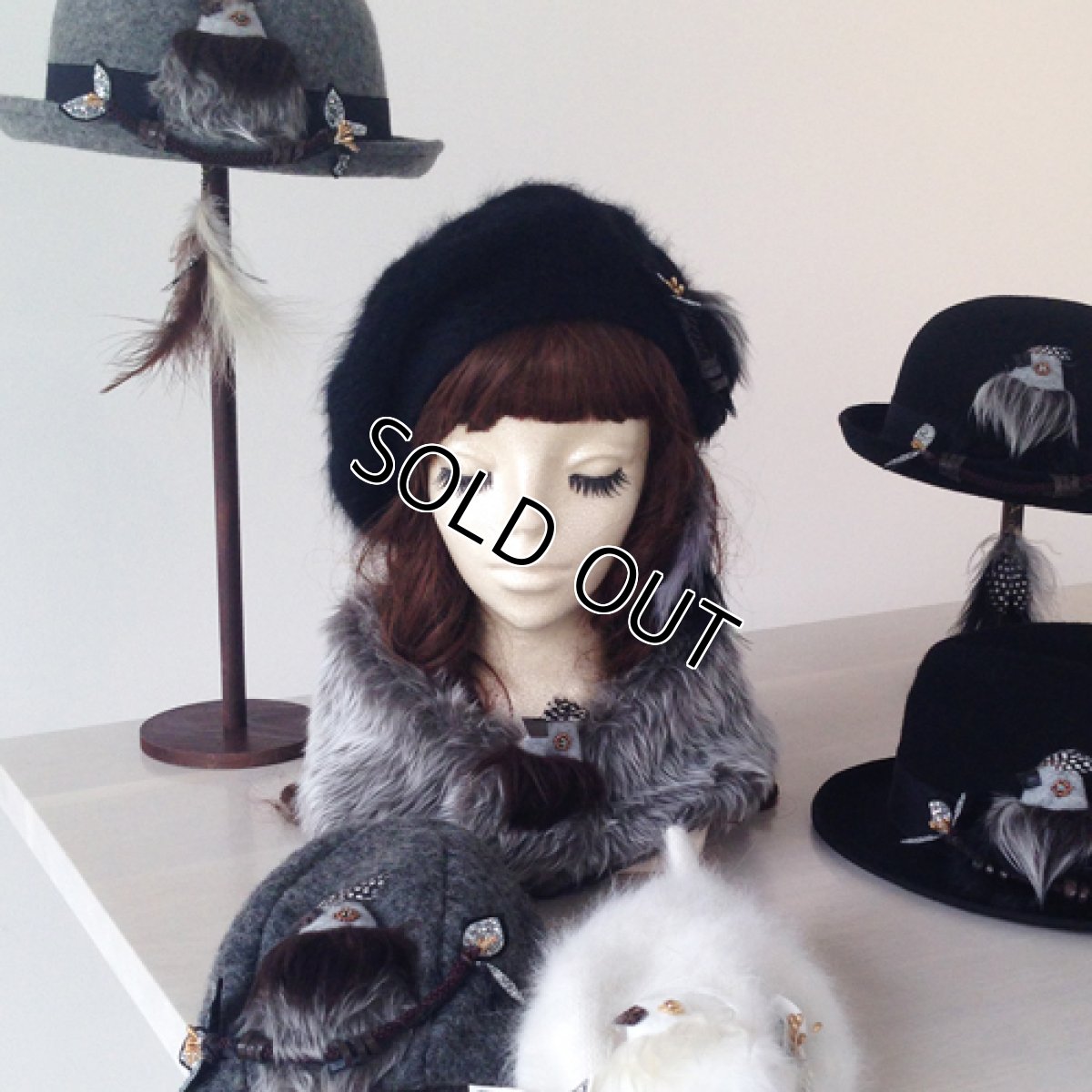 画像2: 尻尾はピアスに！もふもふ鳥ベレー(ブラック) (2)