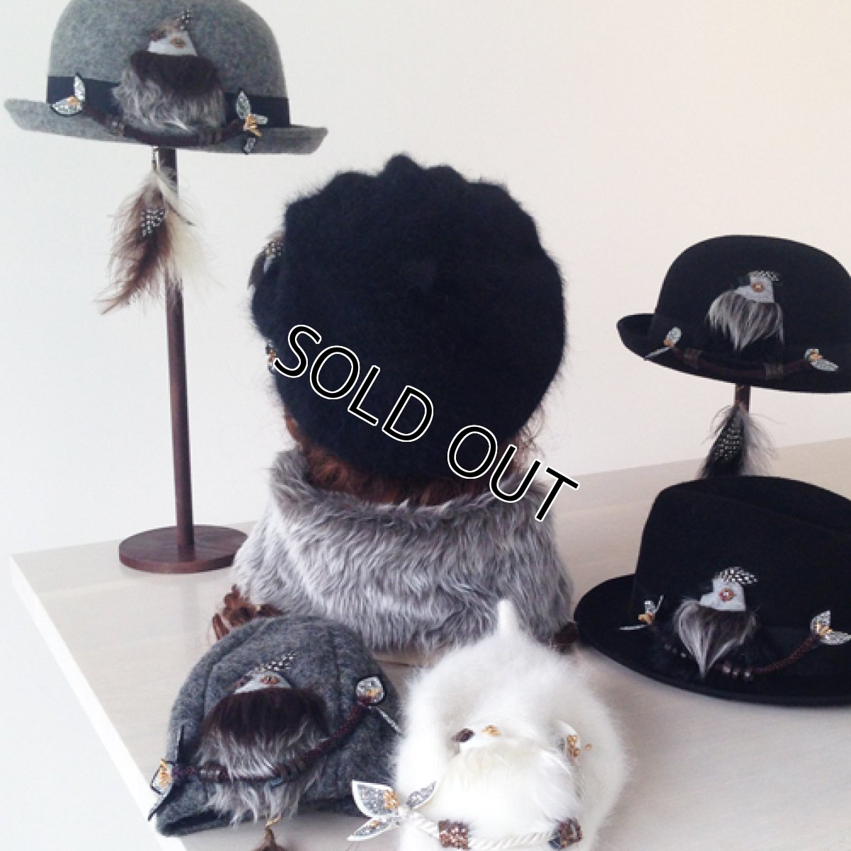 画像4: 尻尾はピアスに！もふもふ鳥ベレー(ブラック) (4)