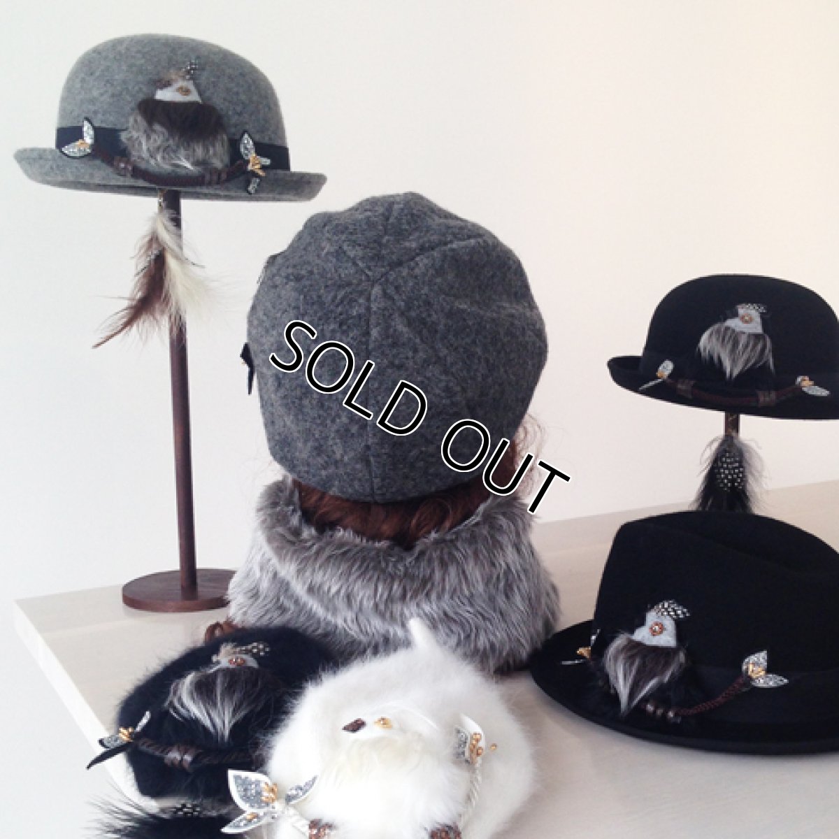 画像4: 尻尾はピアスに！もふもふ鳥ベレー(グレー) (4)