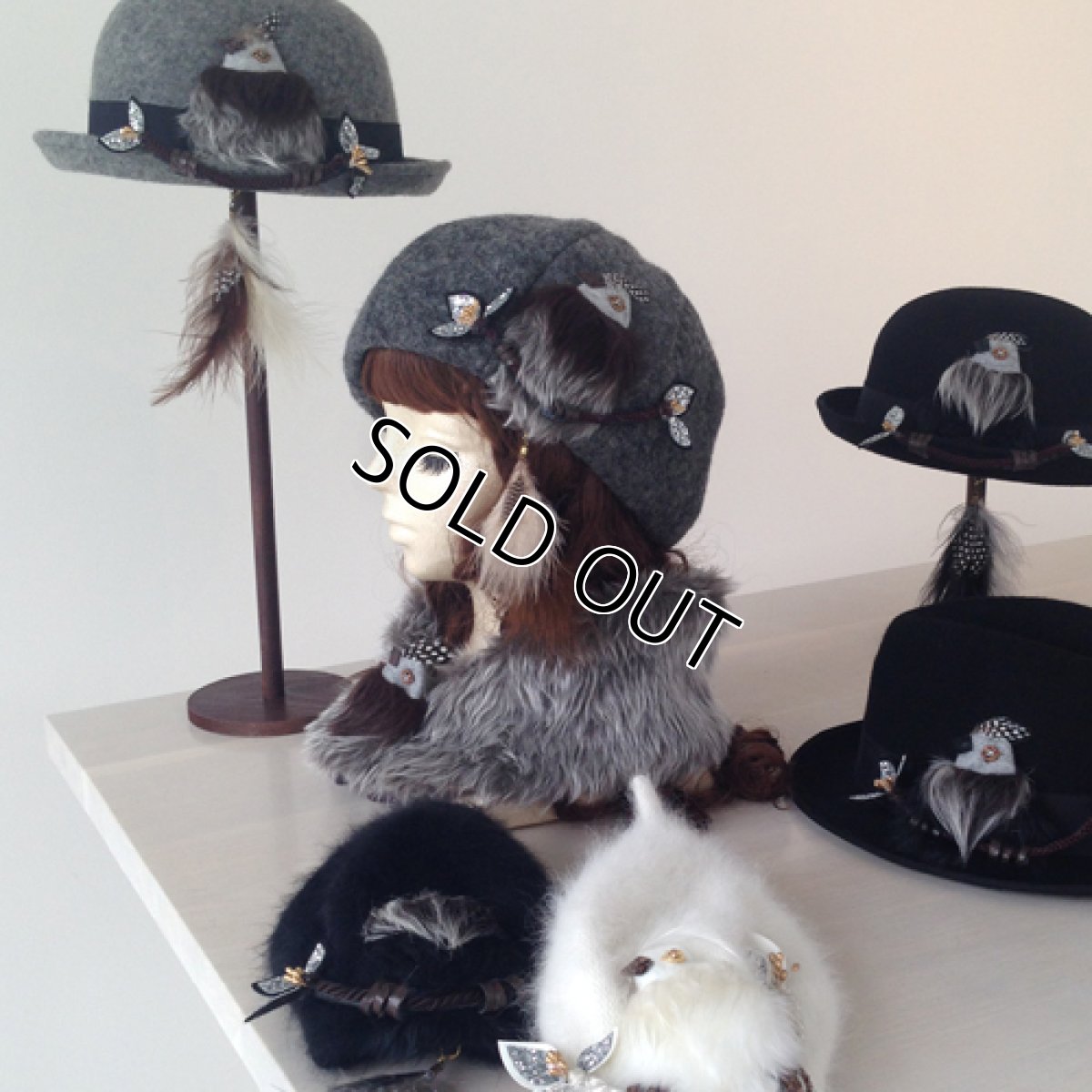画像3: 尻尾はピアスに！もふもふ鳥ベレー(グレー) (3)