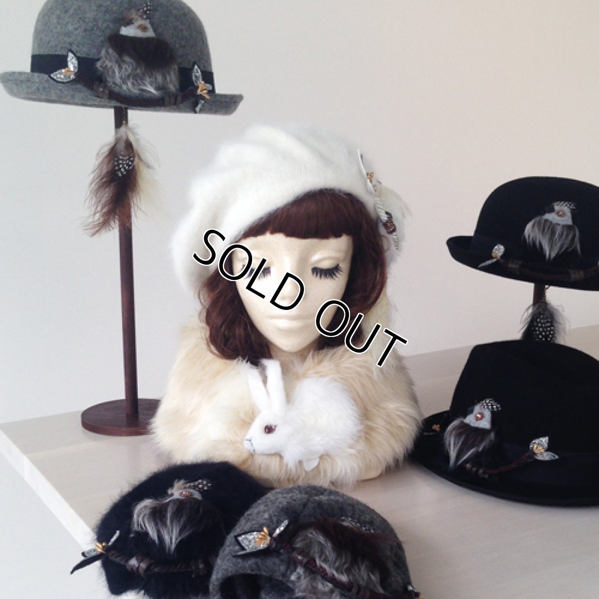 画像2: 尻尾はピアスに！もふもふ鳥ベレー(ホワイト) (2)